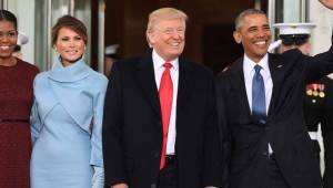Barack Obama y Donald Trump se abrazaron y saludaron a los presentes en la ceremonia de premiación de Donald Trump.