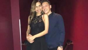 Esta es la foto que publicó Mesut Ozil y que confirma que está más que enamorado.