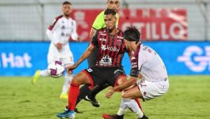 El hondureño Alex López en acción durante un clásico frente al Deportivo Saprissa en Costa Rica. Foto cortesía