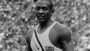 En los Juegos Olímpicos de Berlín 1936, Jesse Owens saltó a la fama internacional al conquistar cuatro medallas de oro.
