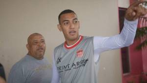 El centrocampista Devron García en la sede del Vida en La Ceiba. Foto: Edgar Witty