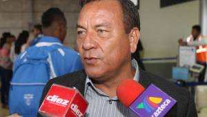 Carlos Tábora, entrenador de la Selección Sub-20 de Honduras cuando atendía a los medios de comunicación a su salida de Tegucigalpa. Foto Ronal Aceituno
