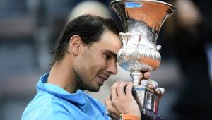 El tenista español Rafael Nadal celebró con el trofeo del Masters 1.000 de Roma tras superar al serbio Novak Djokovic.