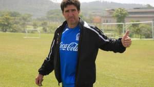 El entrenador del Olimpia, Héctor Vargas, tiene asegurado su puesto en el cuadro capitalino pase lo que pase en las semifinales contra Motagua. Foto archivo DIEZ