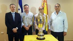 El embajador de España, Guillermo Kirkpatrick, junto a los dirigentes del Real España donde le presentaron la Copa 12 que conquistaron tras vencer al Motagua.