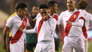 Christian Cueva festeja solitario tanto que le dio el triunfo a Perú ante Costa Rica.