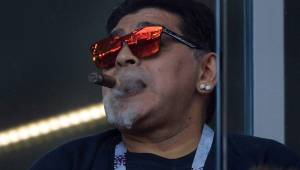 Diego Maradona fumó en el estadio de Moscú pese a la prohibición de la FIFA.