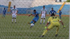 Momento en que Rigo Rivas hace el lanzamiento penal que convirtió en gol. Foto: Fenafuth.