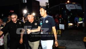 El portero de Costa Rica Keylor Navas es resguardado por seguridad a su ingreso al estadio Morazán para el reconocimiento. Foto Delmer Martínez