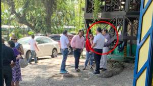 Momentos cuando Yankel Rosenthal se encontraba con Rolin Peña en el restaurante Chedrani en San Pedro Sula. Al lado aparece el diputado Alberto Chedrani.