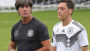 Low junto con Ozil en una de las sesiones de entrenamiento durante la Copa del Mundo.
