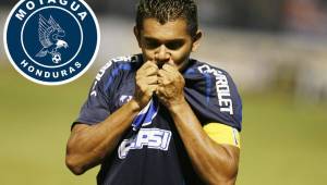 El eterno capitán del Motagua, besando el escudo en uno de los últimos partidos que jugó con el cumpleañero.