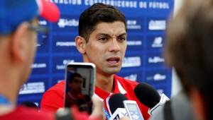 El jugador de Costa Rica Cristian Gamboa atiende a los medios de comunicación en San Petersburgo.
