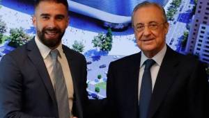 Florentino Pérez, presidente del Real Madrid, y Dani Carvajal en la firma del nuevo contrato.
