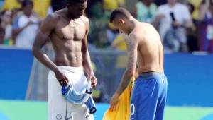 El defensor hondureño Jhonny Palacios fue duramente criticado por correr a cambiar camisa con Neymar después de recibir una paliza de 6-0 de Brasil.