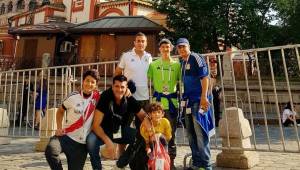 El entrenador del Motagua, Diego Martín Vázquez, disfrutando junto a sus hijos del Mundial de Rusia. Foto cortesía Twitter