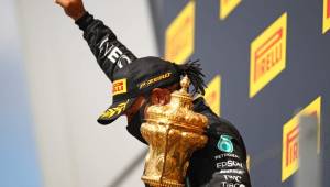 Lewis Hamilton festejó el título de Gran Bretaña alzando su puño en señal de apoyo a la lucha contra el racismo. Foto AFP