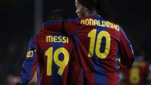 Messi y Ronaldinho cuando jugaban juntos para el Barcelona.