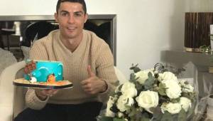 El rostro de Cristiano Ronaldo luce desencajado. Así celebró su cumpleaños.