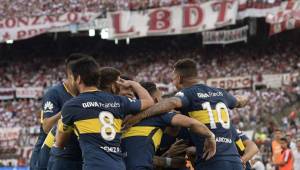 Los jugadores de Boca celebrando la primera anotación de Edwin Cardona.