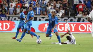 Alex López controla el esférico después de dejar en el suelo al futbolista panameño Yanis.