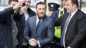 Conor McGregor en el momento de su salida de juicio.