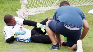 El portero de la Selección de Honduras, Luis 'Buba' López siendo atendido por un miembro del cuerpo médico de la Selección tras recaer de la lesión. Foto archivo