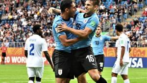 Los jugadores uruguayos celebran el gol que los puso en ventaja.