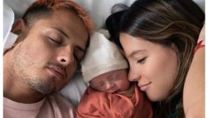 El delantero de la selección de México Javier Hernández no pudo dejar de mostrar su gran felicidad por el nacimiento de su primer hijo.