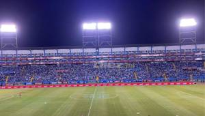 El Estadio Olímpico luce una mayor cantidad de aficionados de los que se tenía previsto ingresaran al coloso.