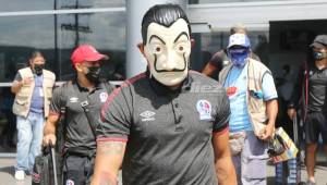 El futbolista del Olimpia German 'Patón' Mejía con una máscara de los personajes de 'La Casa de Papel' una serie de Netflix con un trama de atracadores de bancos.