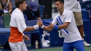 Pablo Carreño despidiéndose de Novak Djokovic después de decidirse su descalificación del US Open en la cuarta ronda.