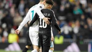 El saludo de Cristiano Ronaldo con Neymar en el Bernabéu el pasado miércoles.
