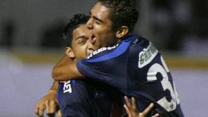 Emilio Izaguirre celebró su gol aparte con Jorge Claros y después se les unió Víctor Bernárdez. FOTO: DIEZ.HN