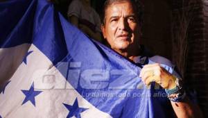 El entrenador de la Selección de Honduras, Jorge Luis Pinto, posando con la bandera catracha el día previo a enfrentar a México. Foto Delmer Martínez