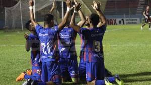 Los jugadores de la UPN celebran el gol de Ronald Montoya en La Ceiba.