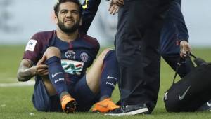 Dani Alves sufrió una lesión en la rodilla que lo marginará del Mundial de Rusia 2018.