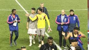 Momentos cuando el portero del Real Madrid y de la Selección de Costa Rica, Keylor Navas, salía del campo abrazado con James Rodríguez.