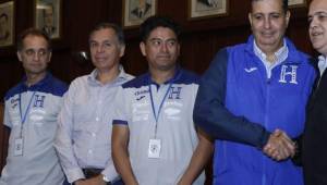 Los entrenadores de la Sub-20 y Mayor, además del presidente y secretario de Fenafuth junto al director deportivo estuvieron en la Municipalidad de San Pedro Sula en la presentación del Premundial.