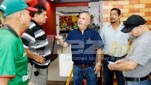 Orinson Amaya, presidente de Marathón, personalmente supervisa la venta de entradas para la gran final en sus negocios de Baleadas Express. Foto N. Romero