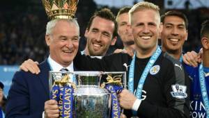 Claudio Ranieri junto a Kasper Schmeichel coronandose campeones de Inglaterra.