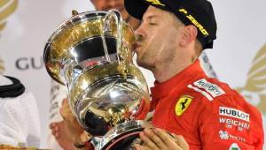 En su 200ª carrera en la Fórmula 1, Vettel aventajó a los Mercedes del finlandés Valtteri Bottas y del británico Lewis Hamilton.