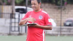 El asistente del Olimpia, Danilo Turcios, en pleno entrenamiento del Olimpia.