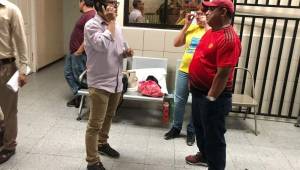 Los familiares del entrenador, Chelato Uclés, presentes en el hospital del Seguro Social donde se encuentra internado el maestro. Fotos Ronal Aceituno