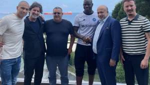 Balotelli llegó a un acuerdo con el Adana Demirspor de la Superlig turca y será el nuevo delantero del club, firmó un contrato de tres años con el club azul