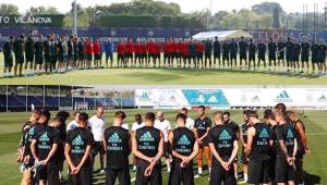 Antes de los trabajos previo al arranque de la Liga española, los jugadores del Real Madrid y Barcelona se han unido en oraciones por las víctimas.