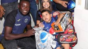 El jugador del Motagua, Wilmer Crisanto, junto a Andrea Atala, hija del presidente vitalicio del club capitalino visitando al pequeño José Luis.