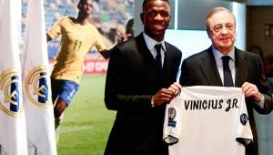 Vinicius Jr. fue presentado en el Real Madrid por el presidente Florentino Pérez.