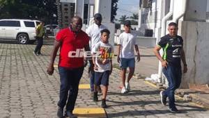 David Suazo llegando al estadio Olímpico junto a sus hijos y hermano.