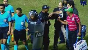 Momentos en que Héctor Vargas empujó al Policía en el estadio Morazán.